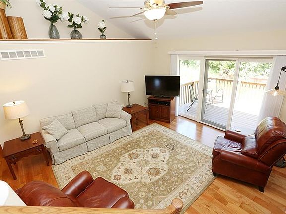 4th image of 833 Carriage Ln