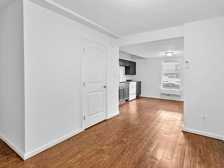 5th Avenue Apartments — Photo 15