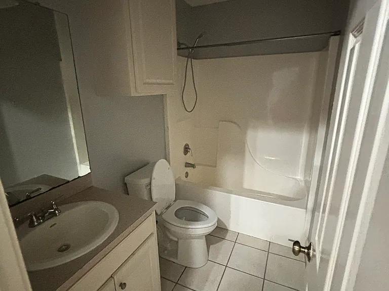 907 Arnold St — Photo 3