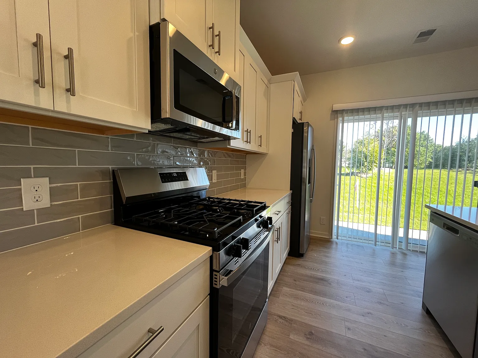 2 bed, 1130 sqft, $1,998 — Photo 3