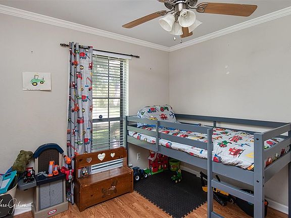 3rd image of 472 Dixon St