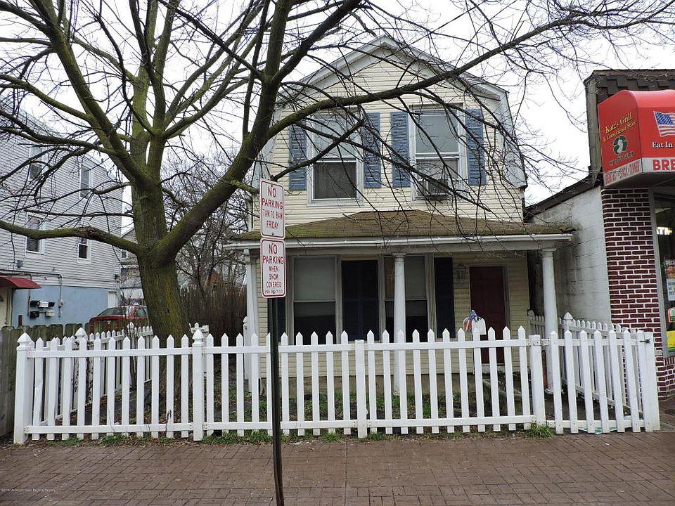 2nd image of 210 Bay Ave