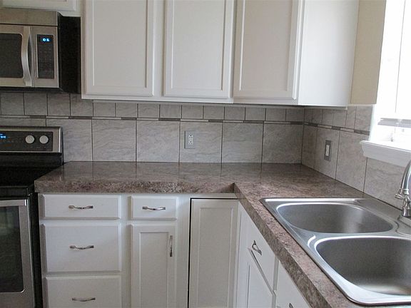 5th image of 395 Wisteria St