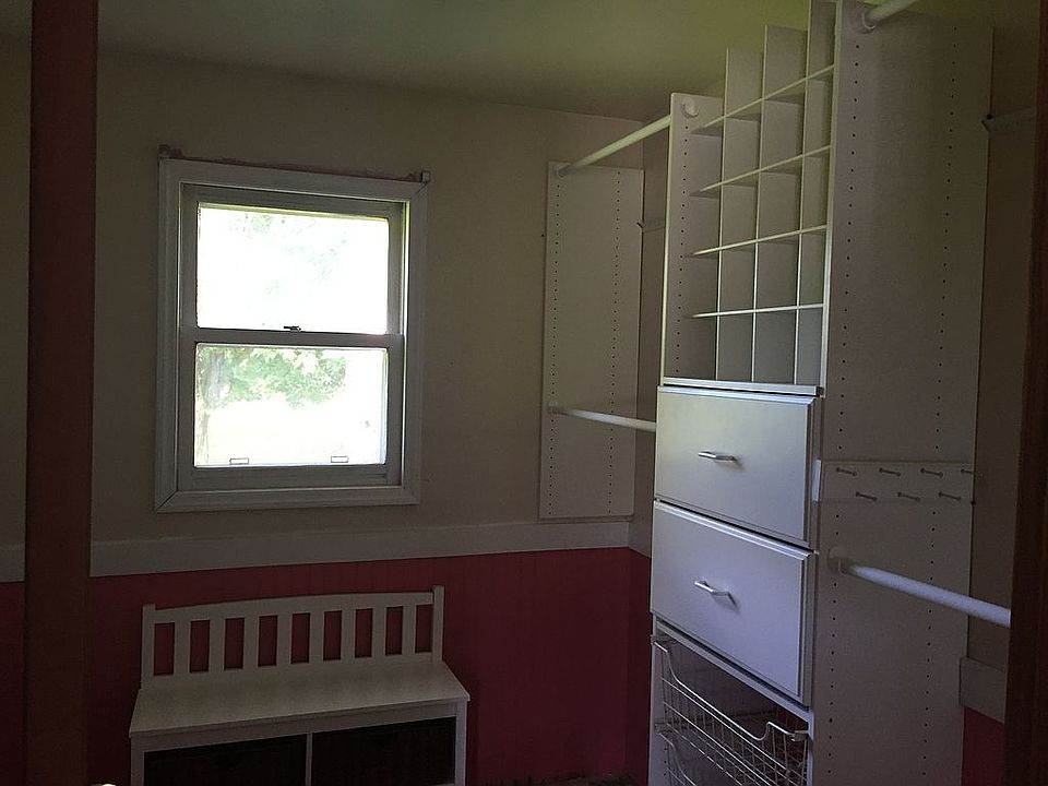 Walk in closet master bedroo