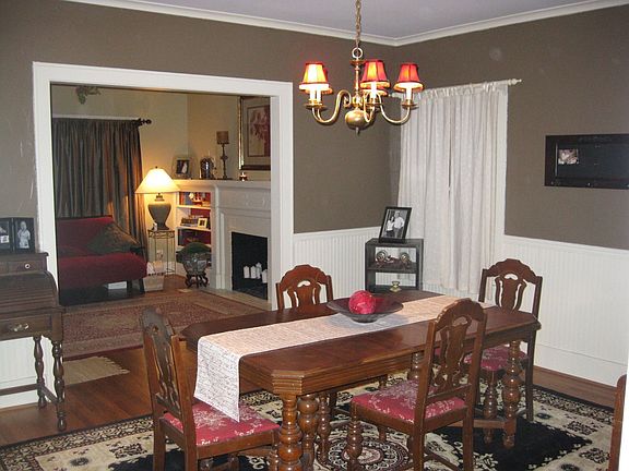 Dining room w/crown molding, wood floors & wanescoating