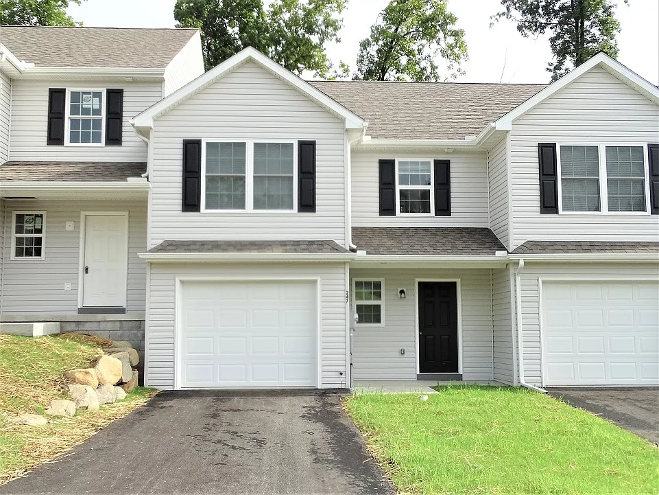 3 bed, 2.5 bath, 1524 sqft, $1,895 — Photo 1