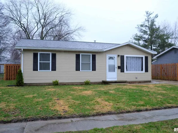 13 Sommerset Dr, Jacksonville, IL 62650