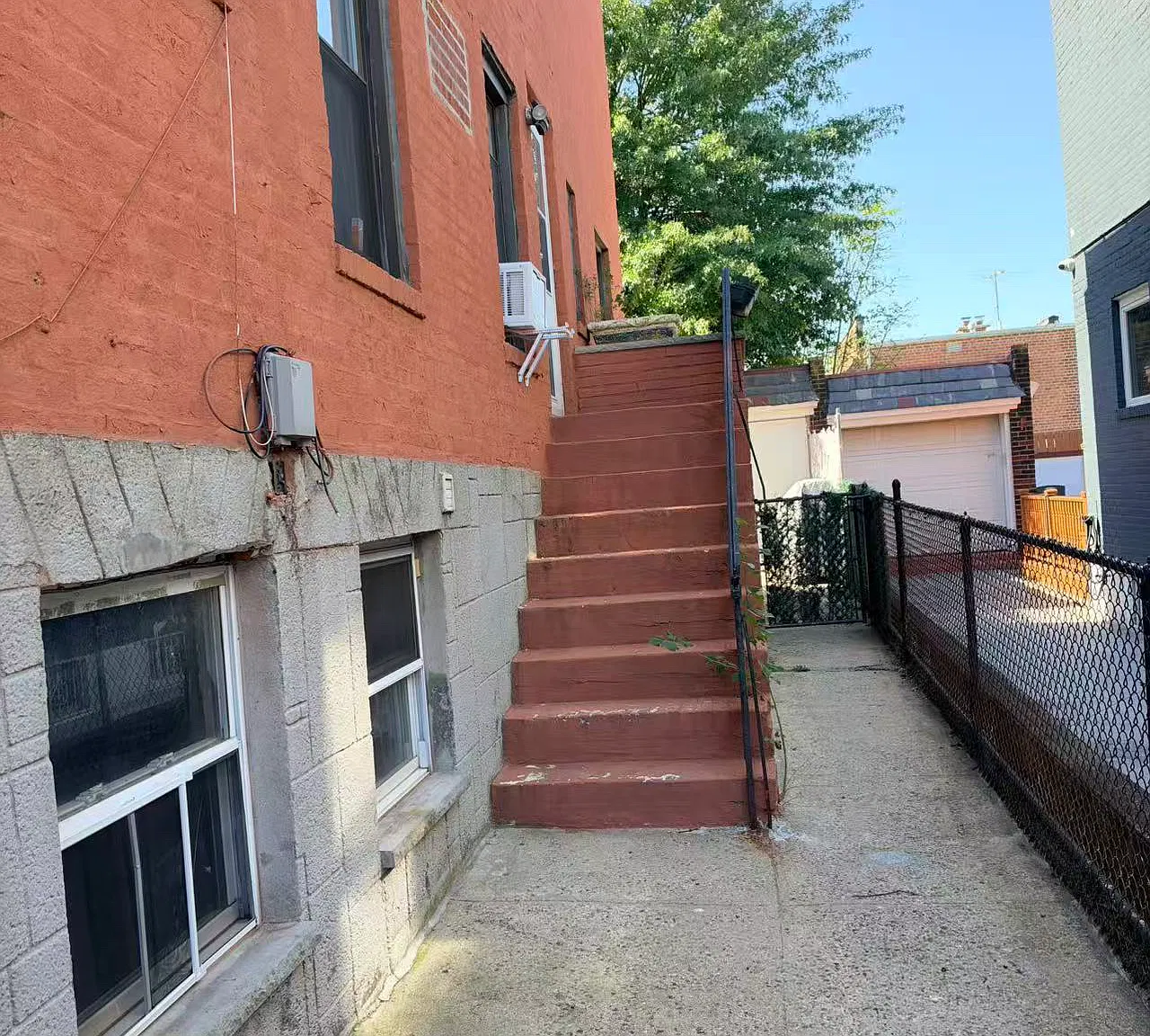 3 bed, 1050 sqft, $3,200 — Photo 3