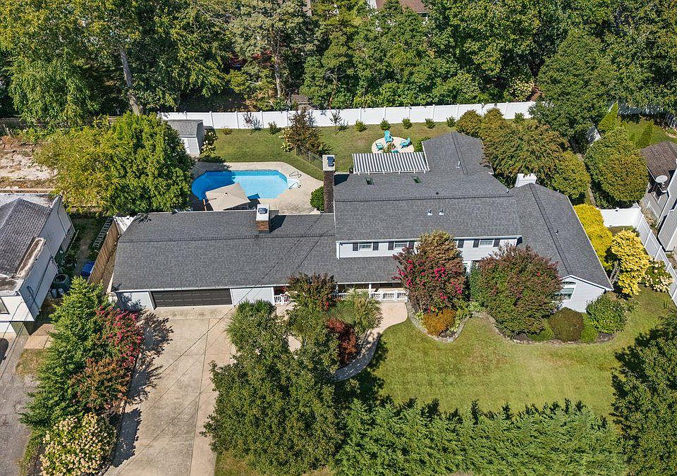 1st image of 130 Cranmoor Dr