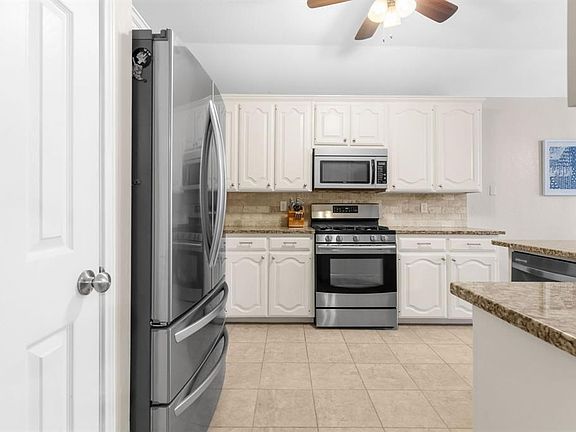 3rd image of 10421 Castle Dr