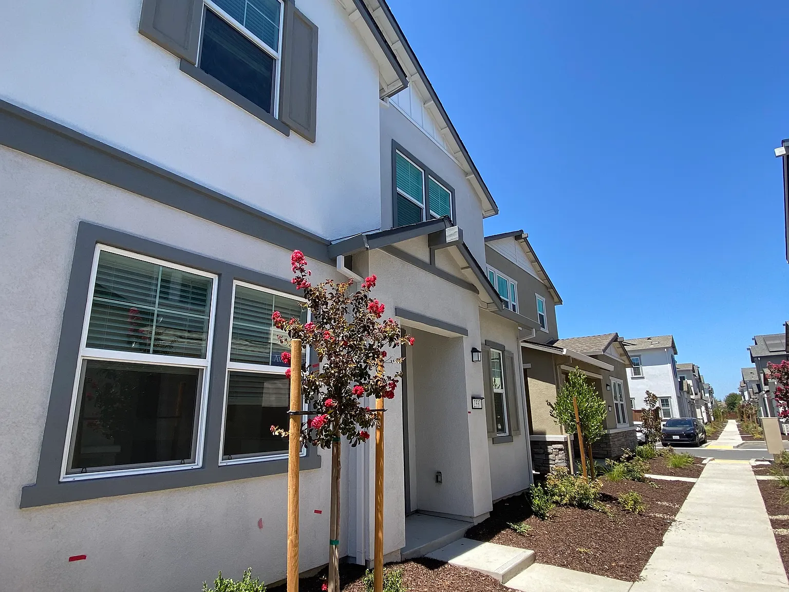 3 bed, 2.5 bath, 1943 sqft, $2,800 — Photo 1