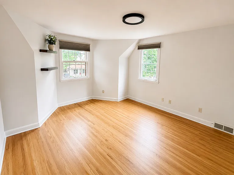 1414 Center St W — Photo 6