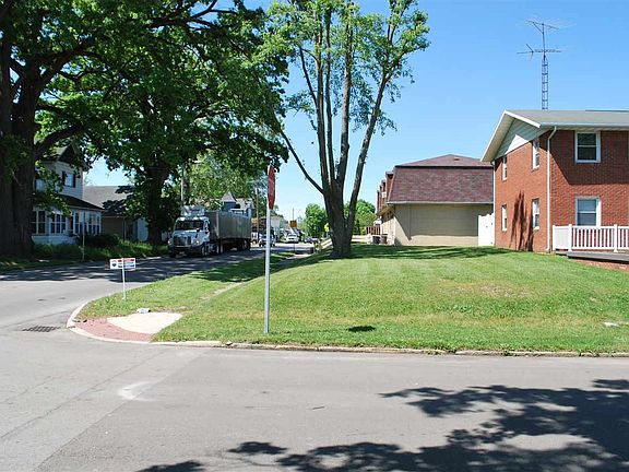 4th image of 220 W Elm St