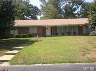 9 Bon Aire Dr, Saint Louis, MO 63132