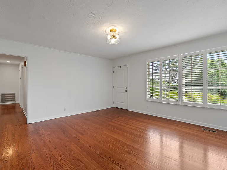 8045 Sabre Dr — Photo 24