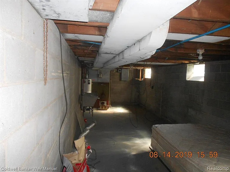 17636 Chester Ave — Photo 8