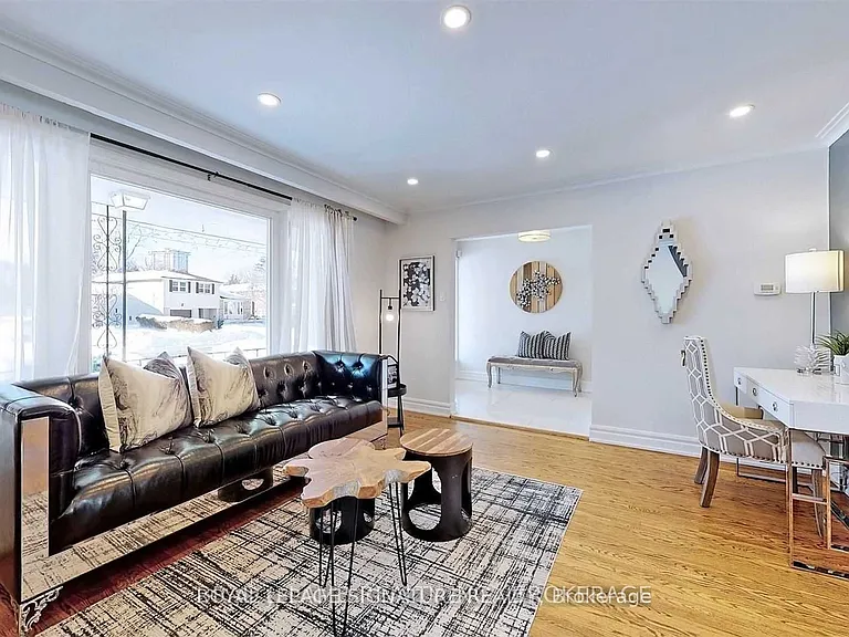 17 Baroness Cres #UPPER — Photo 5