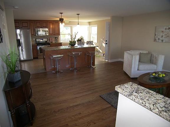 3rd image of 811 Holyoke Ct