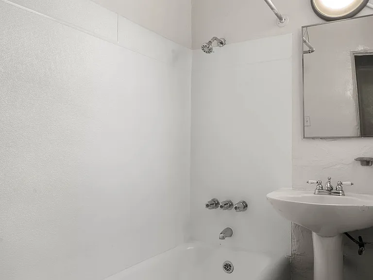 726 N Van Ness Ave — Photo 7