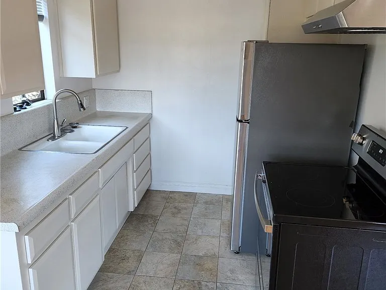 1525 E 2nd St #6 — Photo 12