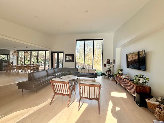 3rd image of 6 Parkside Dr