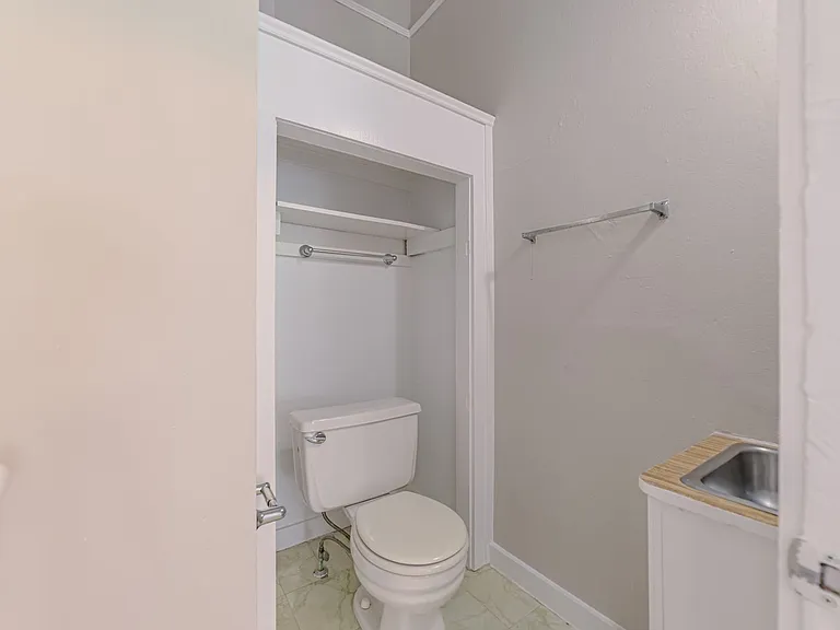 Victorian Village Apartments — Photo 29