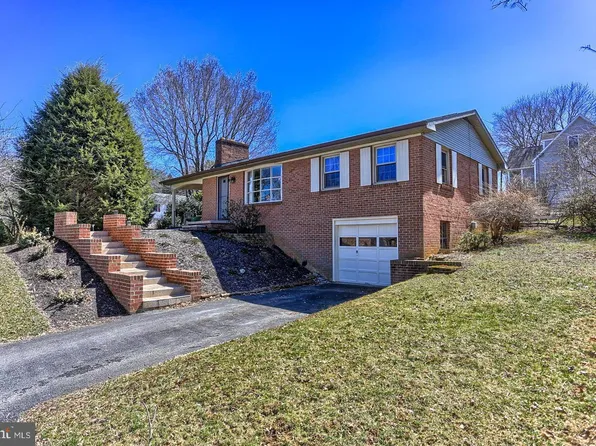 1446 Park Terrace Dr, Chambersburg, PA 17202