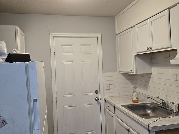 4th image of 83 Robertson St