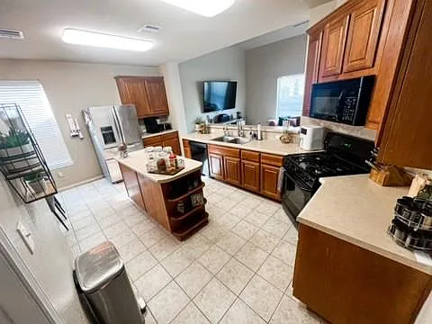 4 bed, 2.5 bath, 2683 sqft, $2,350 — Photo 2