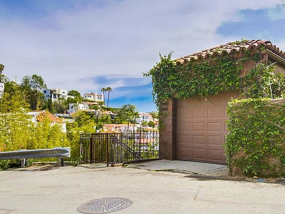 3rd image of 2062 Glencoe Way