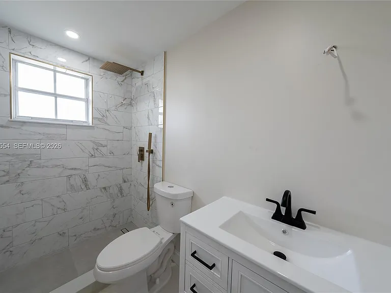 370 Flagami Blvd — Photo 44