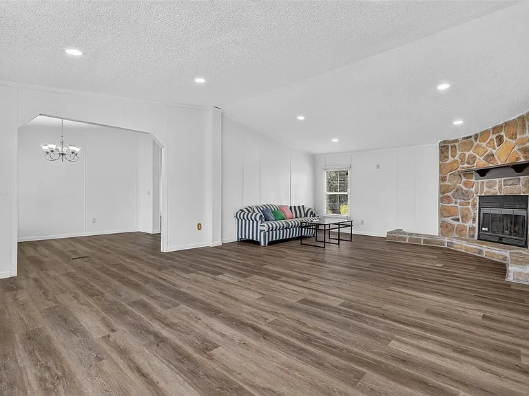 1955 Lauren Ln — Photo 30