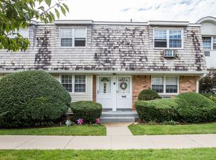 4004 Wilshire Ln, Oakdale, NY 11769