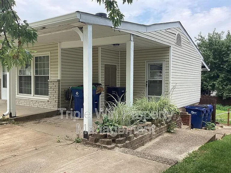 563 Apex Dr — Photo 2