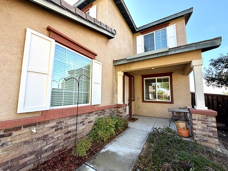 40220 Emily Pl — Photo 2