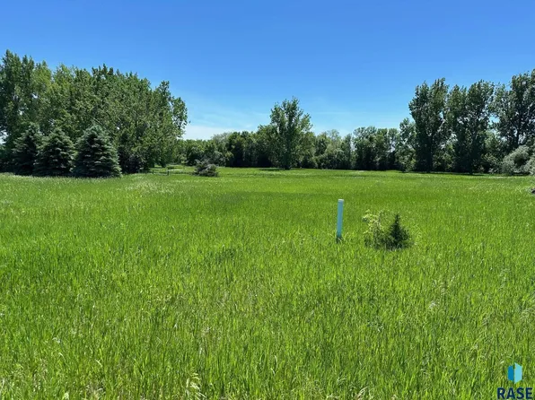 Point Cir, Madison, SD 57042