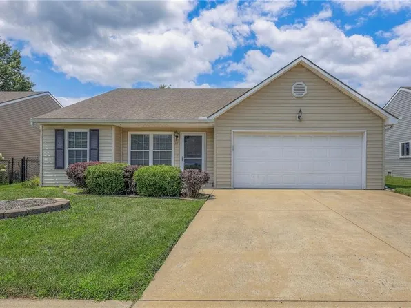 370 N Cottonwood St, Gardner, KS 66030