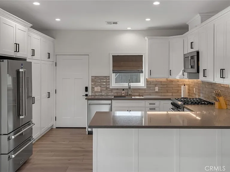 22434 Berdon St — Photo 10