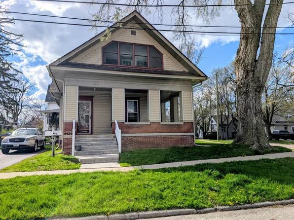 402 Vine St #1/2, Woodstock, IL 60098
