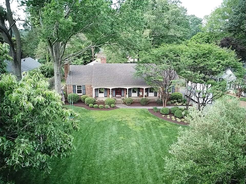 Nicely landscaped yard