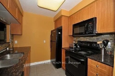 16 Dallimore Cir #403 — Photo 3