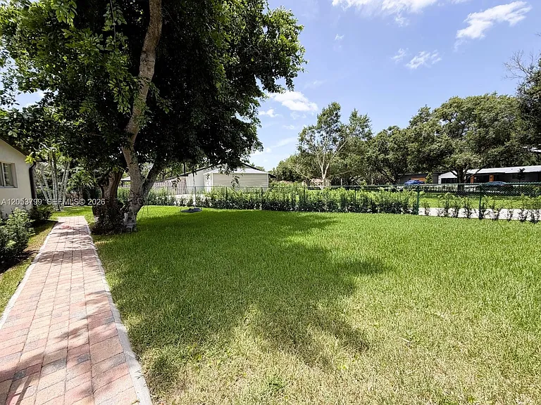 10950 SW 40th Ct — Photo 33