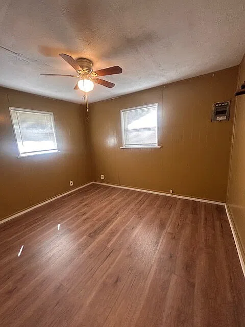 3 bed, 1.0 bath, 912 sqft, $725 — Photo 3