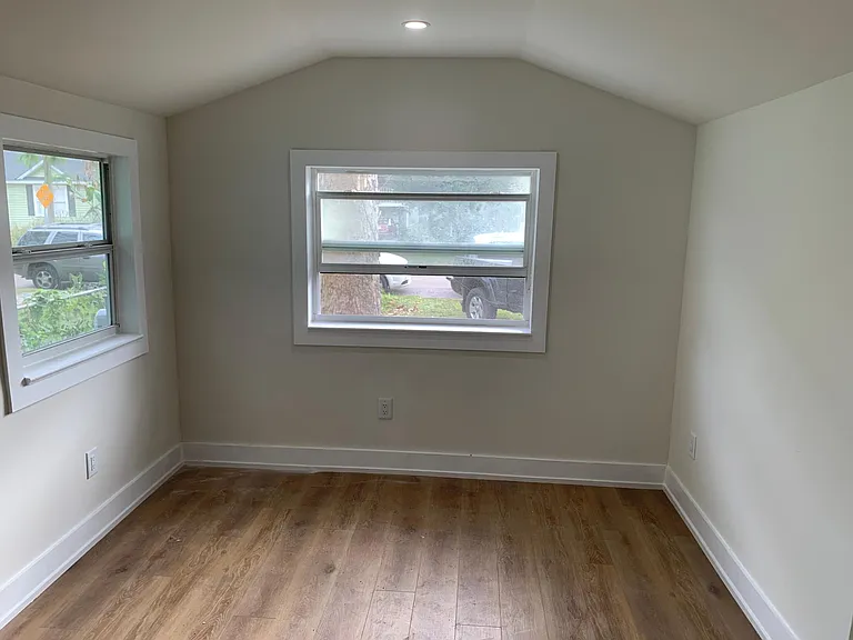 2749 Myra St — Photo 9