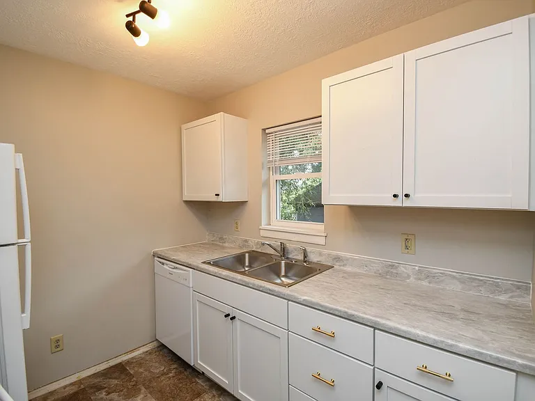 1115 N Duluth Ave — Photo 7