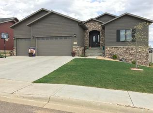 960 Belle Ct, Dickinson, ND 58601