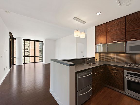3rd image of 101 W 24th St APT 26A