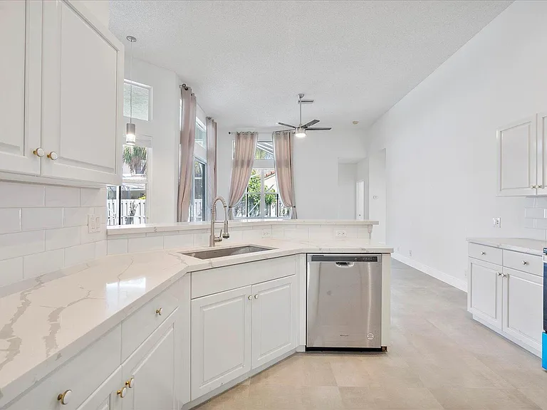 970 Greenwood Rd — Photo 15