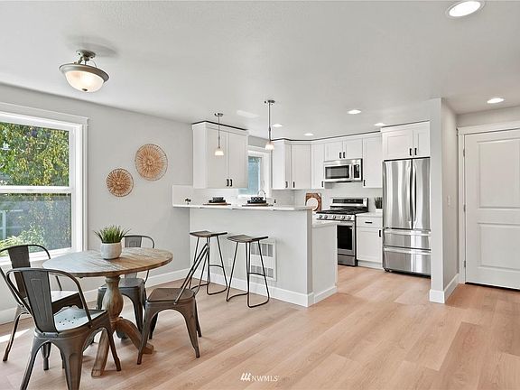 Living room (2nd floor)