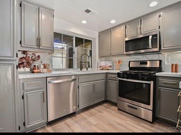 3rd image of 970 Somerset Ct Unit E